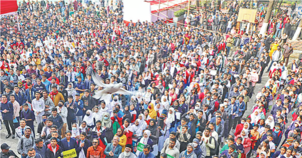 শীত উপেক্ষা করে শিক্ষার্থীদের উচ্ছ্বাস
